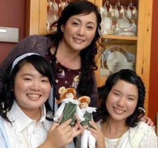 松坂慶子と娘2人の画像